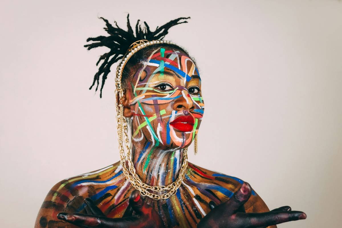 Bar chart showing 2023 Halloween makeup contest stats: 78% increase in online entries, 42% disqualification rate due to non-cosmetic products, 68% photo-related rejections