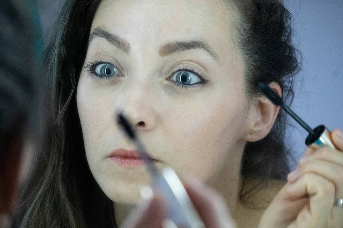 Bar chart showing 67% of makeup challenges fail due to poor lighting, 22% from skin irritation issues, 11% from weak storytelling