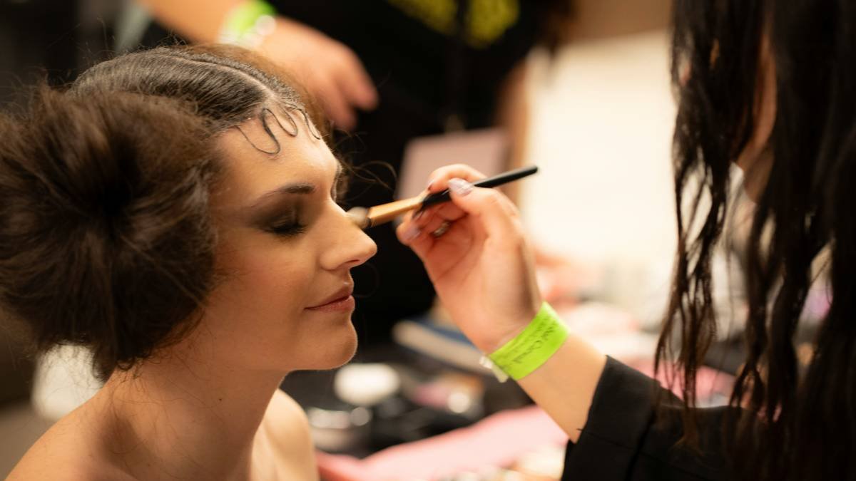 Infographic showing how different lighting temperatures affect makeup appearance in beauty contests