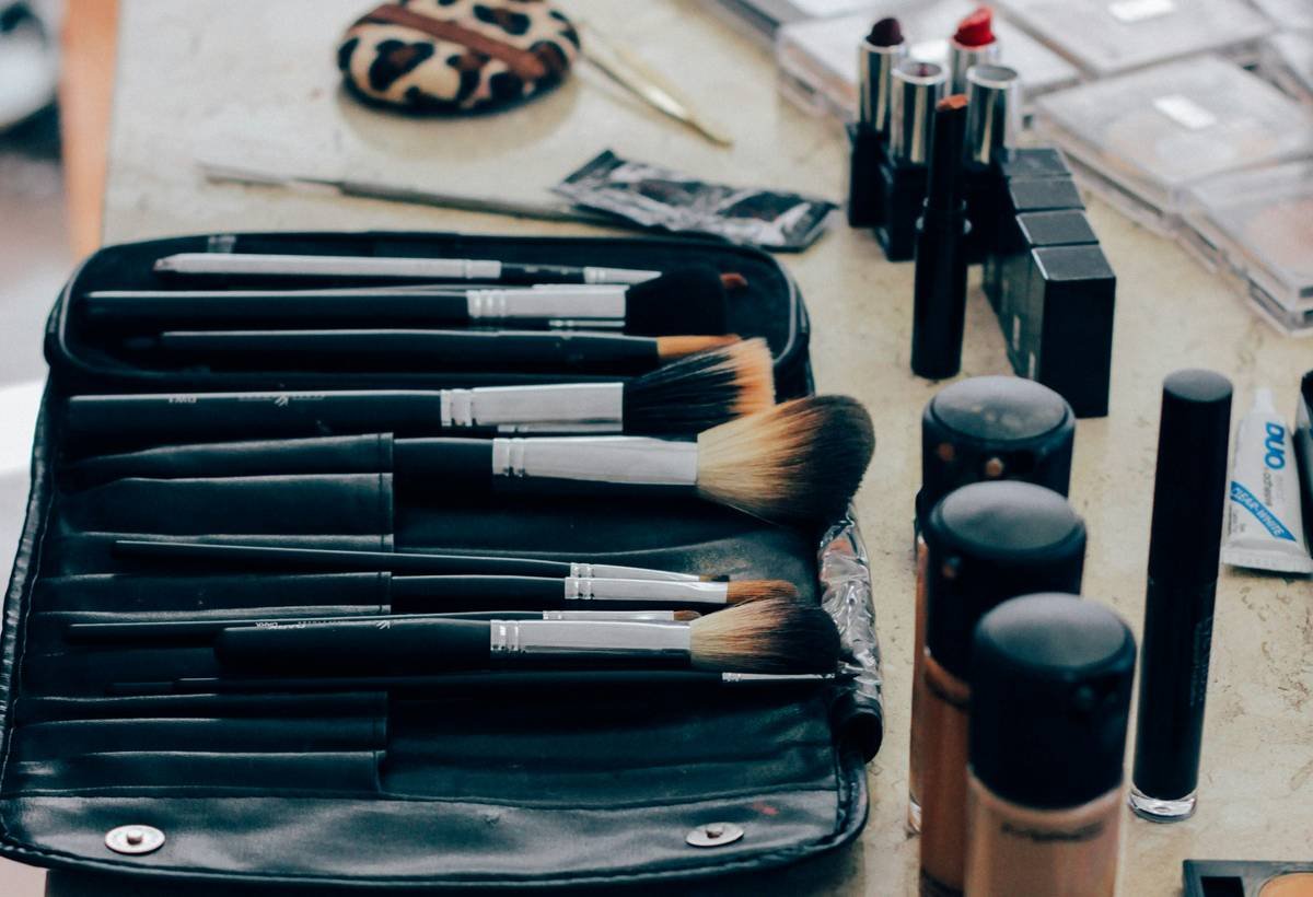Bar chart showing 78% of failed makeup videos cite poor lighting/audio as primary reason, based on 2023 Creator Economy Report