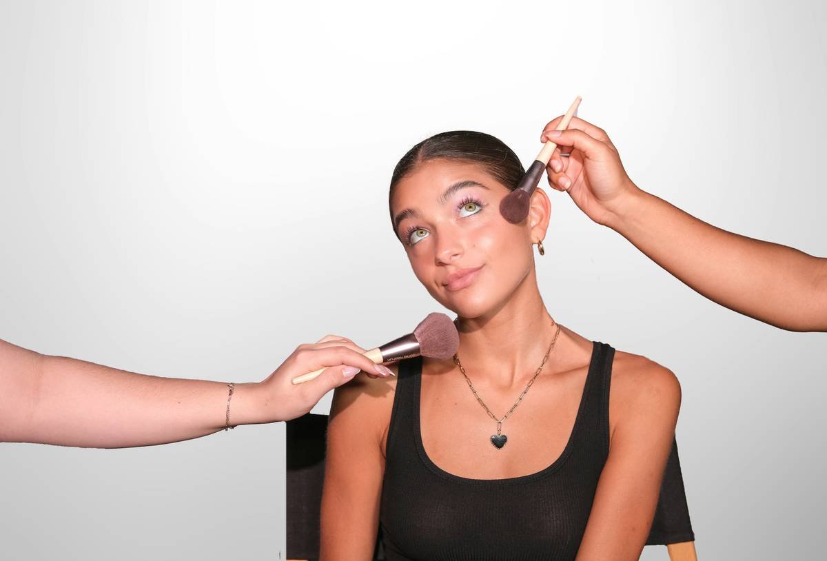 Comparison table: Drugstore vs. Theatrical Makeup Products for Beauty Contests—durability, pigment payoff, and judge scores